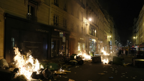 Basura quemada por manifestantes durante una protesta cerca de la plaza de la Concordia, París, Francia