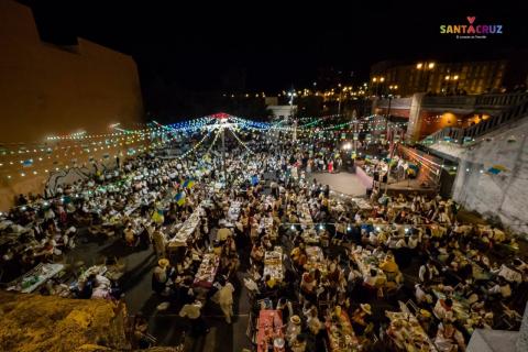 Santa Cruz realiza su ofrenda a la Virgen de Candelaria previa al Baile de Magos / canariasnoticias.es