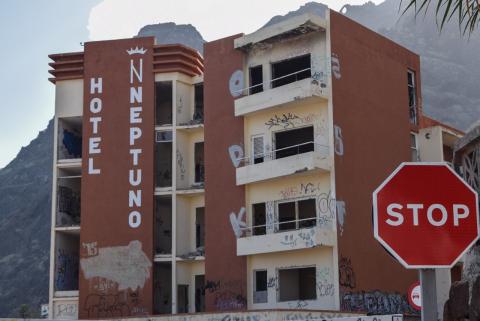 Demolición del antiguo Hotel Neptuno, en Bajamar 
