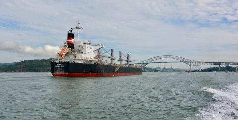 Barco cruzando el Canal de Panamá