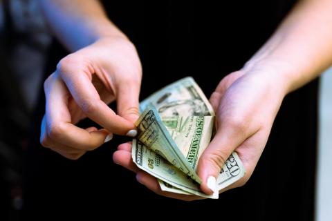 / Igal Ness (Unsplash) Dinero en efectivo