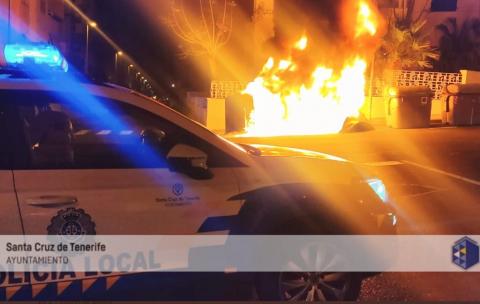Contenedor quemándose en Santa Cruz de Tenerife 