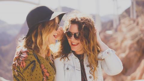 Mujeres hablando