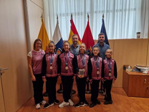 El alcalde a las subcampeonas nacionales alevines del club Attenya