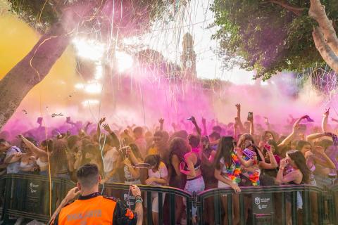 La fiesta de polvos holi llena de color la Plaza de Santiago en el