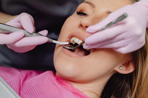 Mujer en el dentista