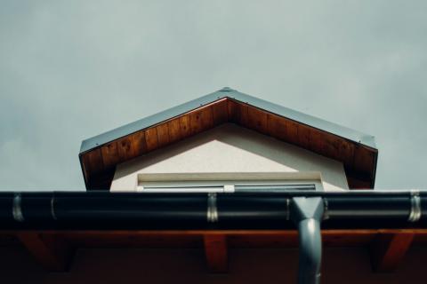 / Teo Sticea (Unsplash) Canaleta en tejado de casa
