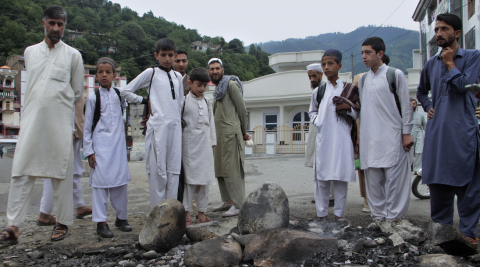 Residentes locales en el lugar del linchamiento en Madián, Pakistán, el 21 de junio de 2024.