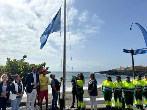 Izado Bandera Azul en Playa de Telde / CanariasNoticias.es 