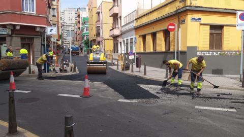 Obras en el saneamiento en la calle Pi y Margall