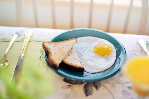 Desayuno con huevo frito