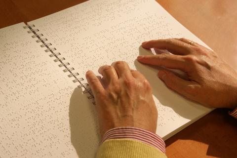 Las manos de una persona ciega leen un libro en braille/ canariasnoticias.es