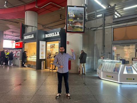 Ulises Miranda Guerra, concejal de Turismo, junto a la promoción de Gáldar en la Estación de Atocha / canariasnoticias.es