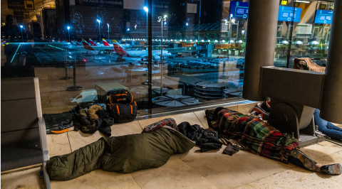 Personas durmiendo en el aeropuerto Madrid-Barajas/ canariasnoticias.es