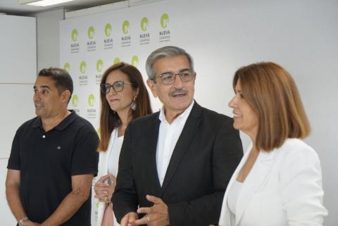 Román Rodríguez con algunos de los diputados de NC-bc/ canariasnoticias.es